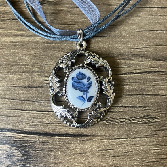 Vintage oval floral blue and white painted pendant necklace rose silver tone - Picture 5 of 6